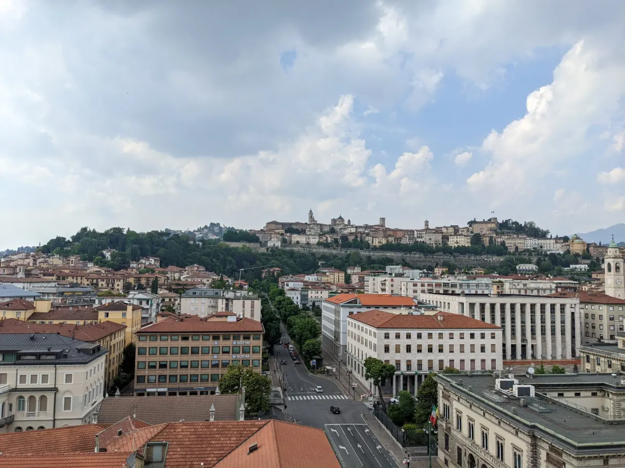 Ville haute perchée derrière les toits de la ville basse