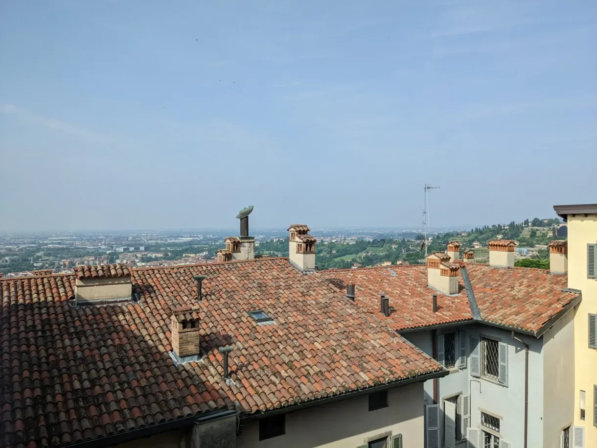 Toits et cheminées vus depuis la fenêtre du logement