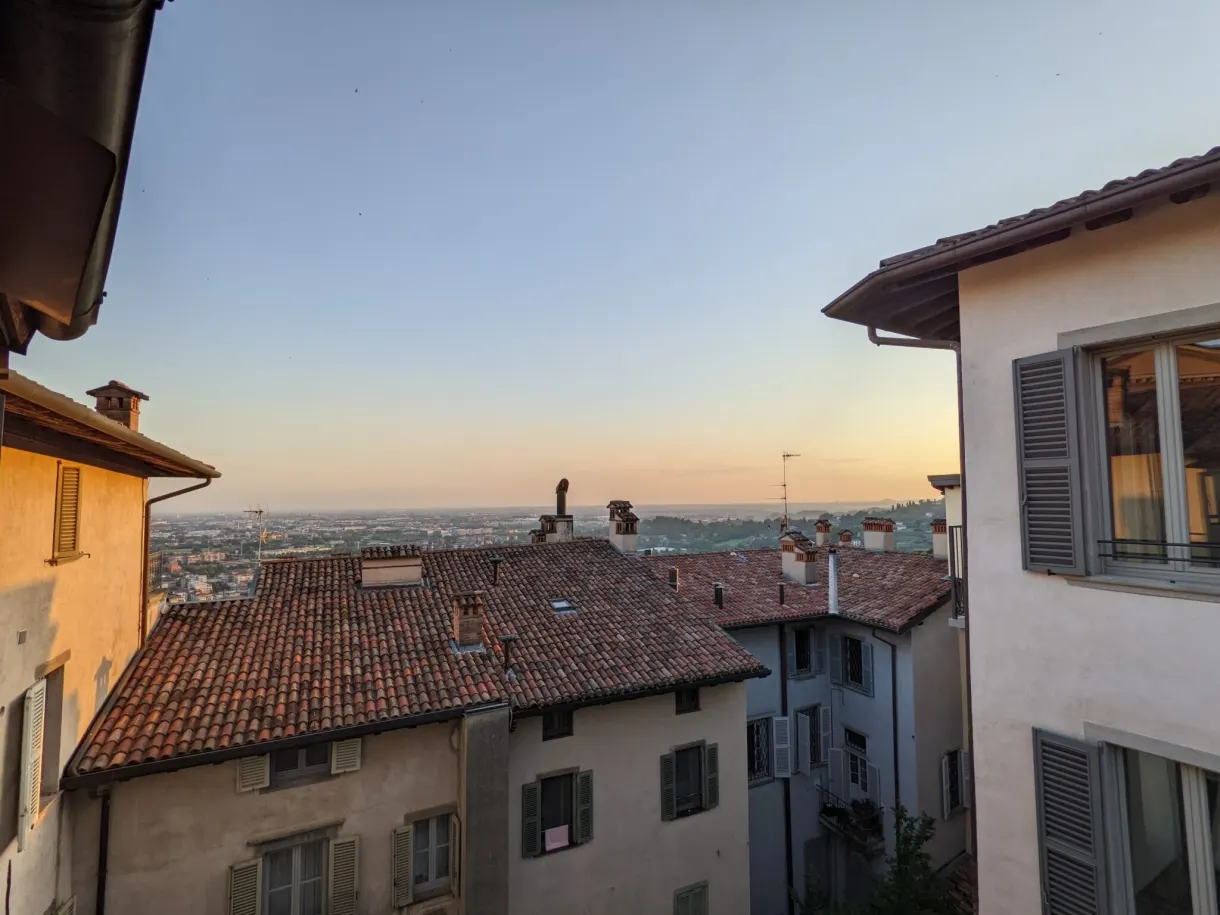 Façades et toits voisins dans la lumière du couchant