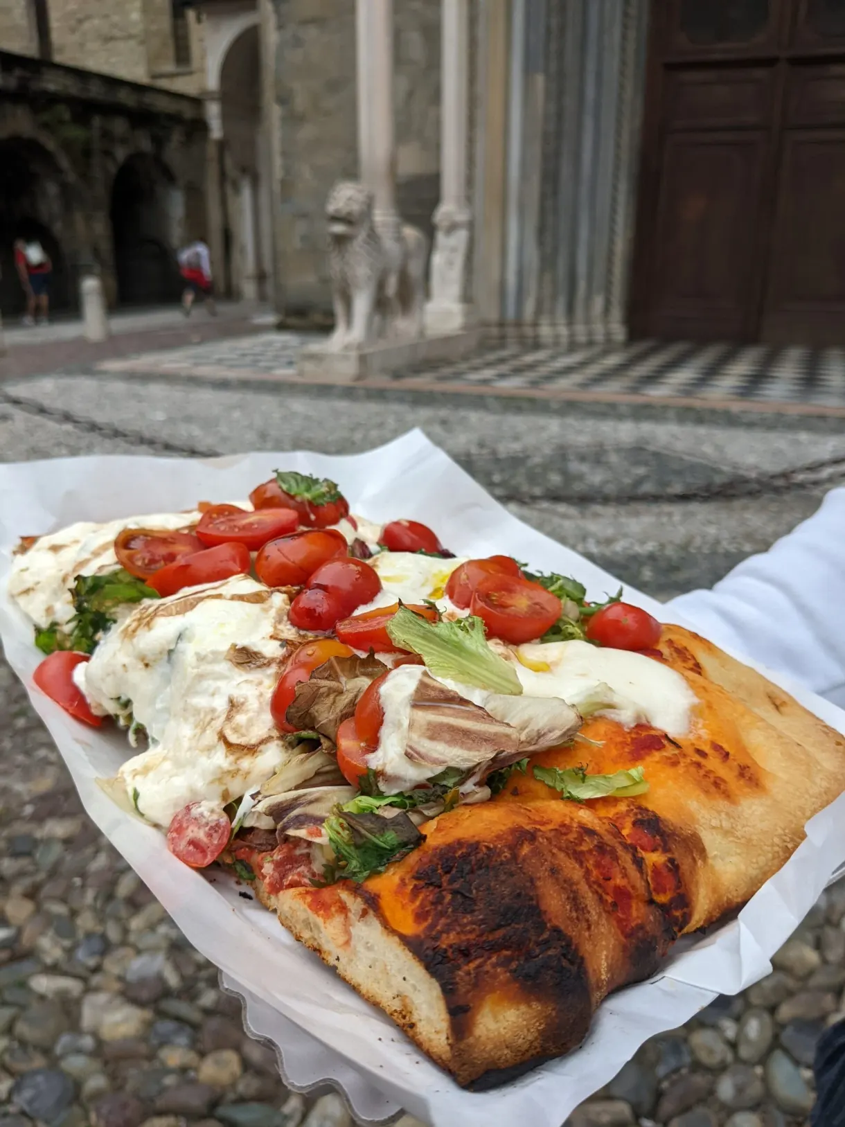 Focaccia garnie de tomates, mozzarella et jambon