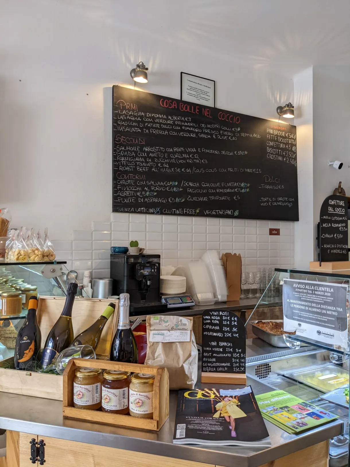 Comptoir d'épicerie fine, ardoises manuscrites et bocaux