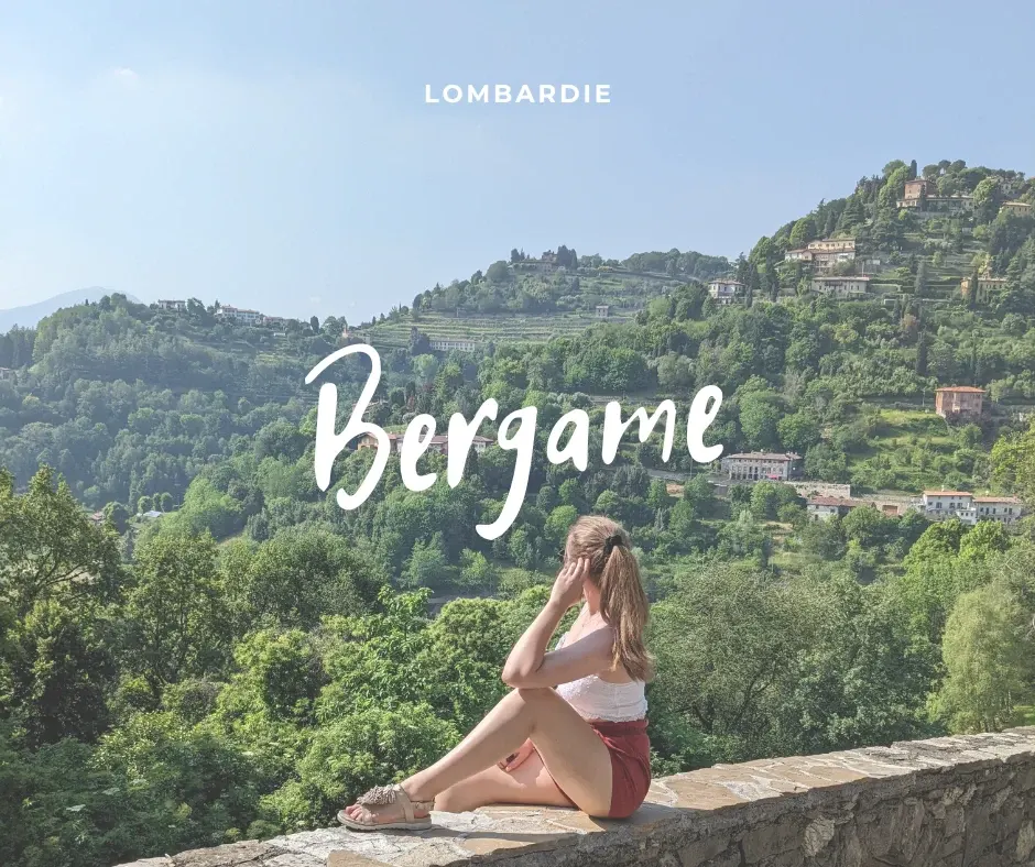 Femme assise sur un muret face aux collines, bandeau Bergame