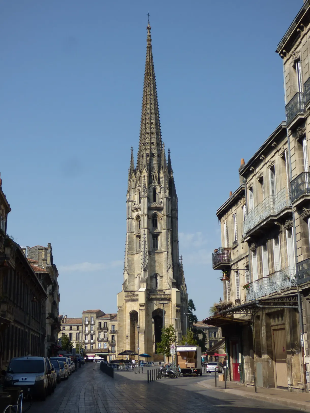Flèche gothique dressée au bout d'une rue étroite du quartier Saint-Michel