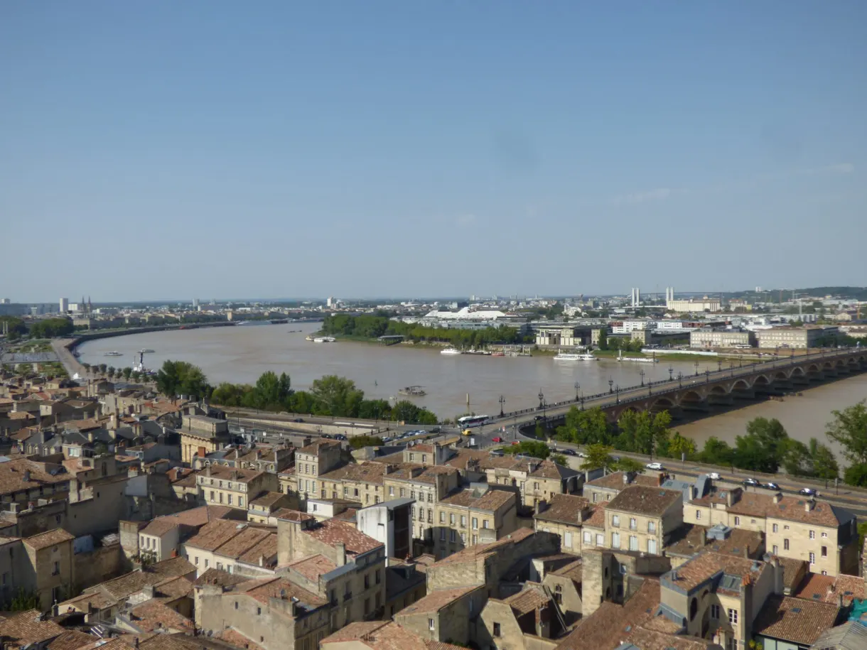 Boucle de la Garonne et toits de tuiles rouges depuis les hauteurs