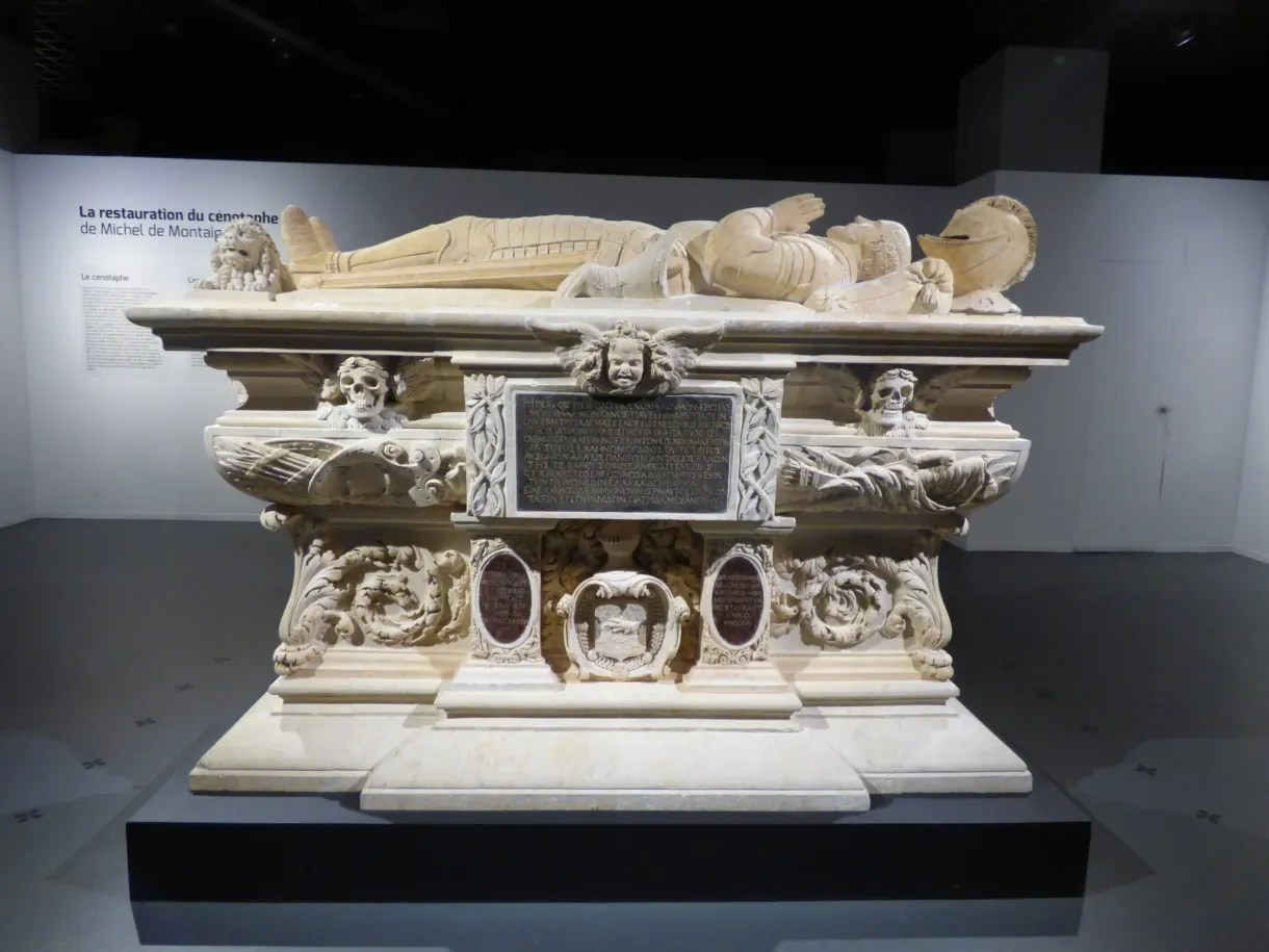 Gisant de marbre sur un tombeau Renaissance richement sculpté
