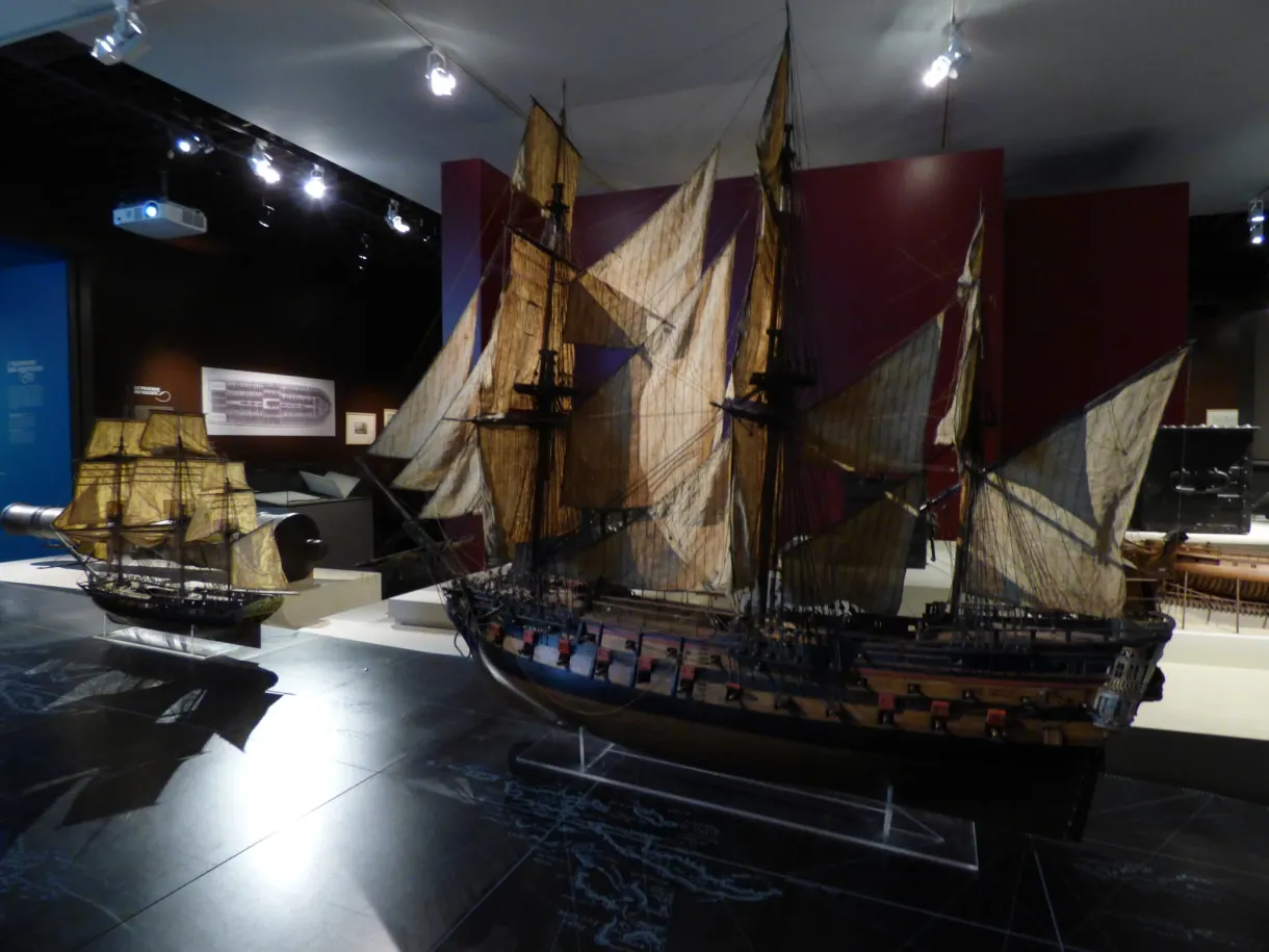 Maquette d'un trois-mâts toutes voiles dehors dans une vitrine