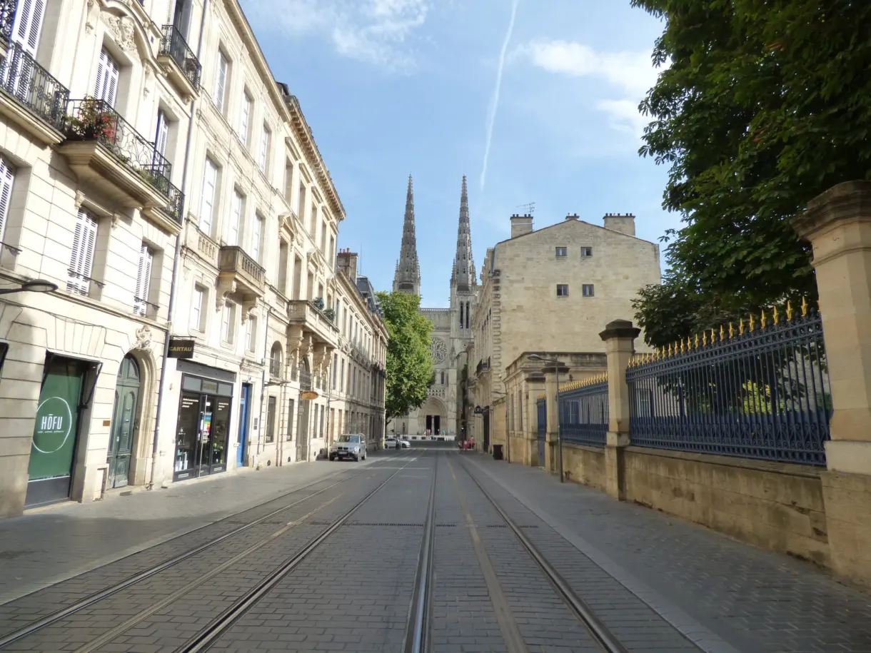Rails de tramway filant vers les flèches de la cathédrale
