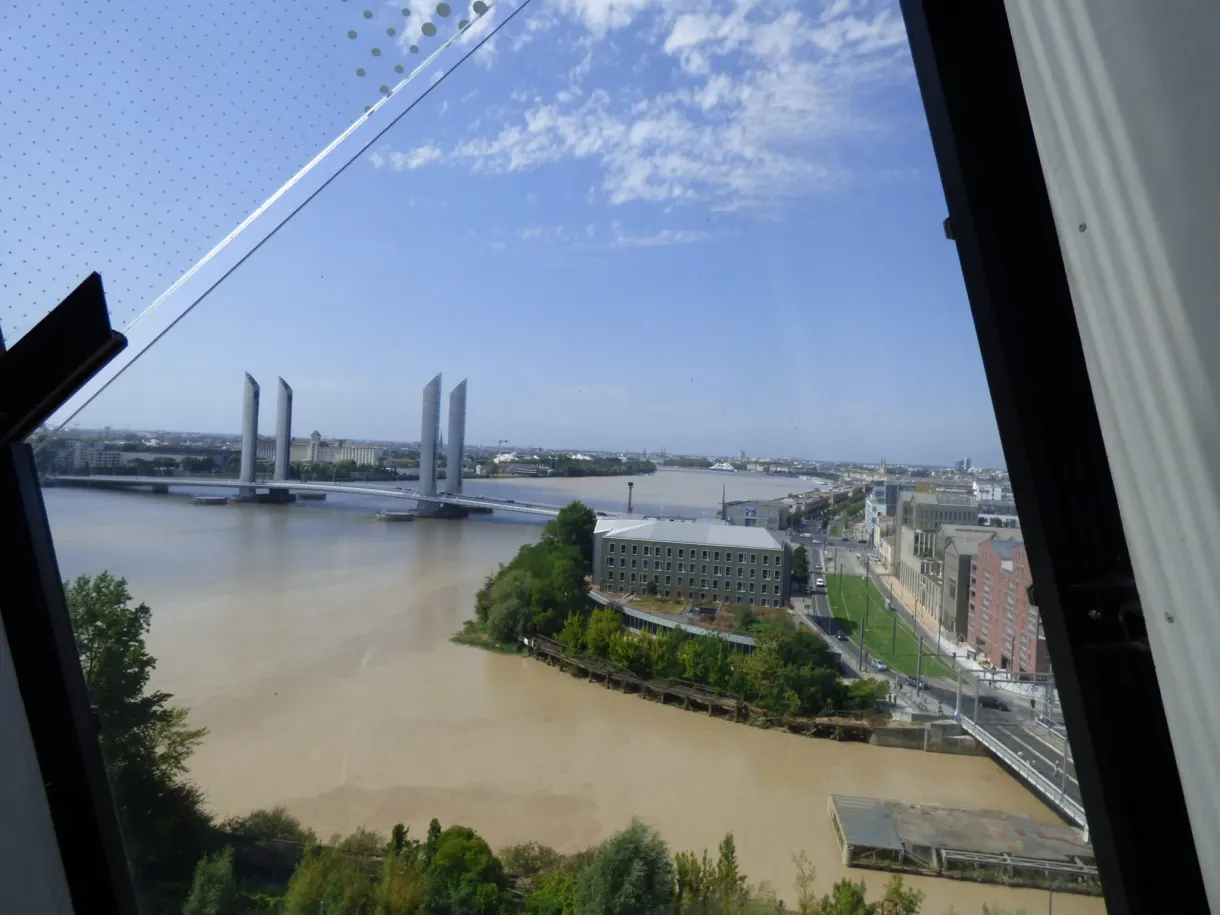 Fleuve et pont levant derrière la vitre d'un belvédère panoramique