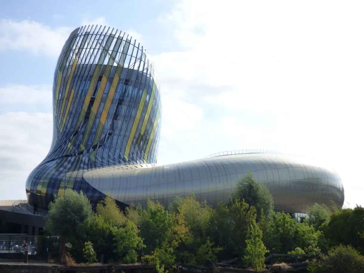 Silhouette dorée et argentée de la Cité du Vin au-dessus des arbres