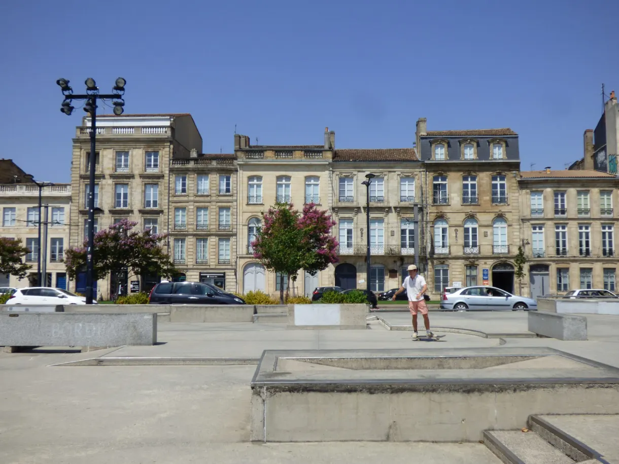 Place minérale bordée d'immeubles bourgeois en pierre blonde