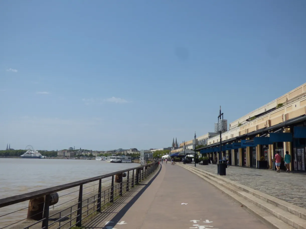 Quai rectiligne longeant les hangars réhabilités du bord de Garonne