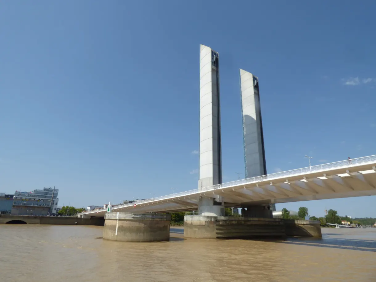 Pont levant et ses deux pylônes blancs au-dessus de la Garonne