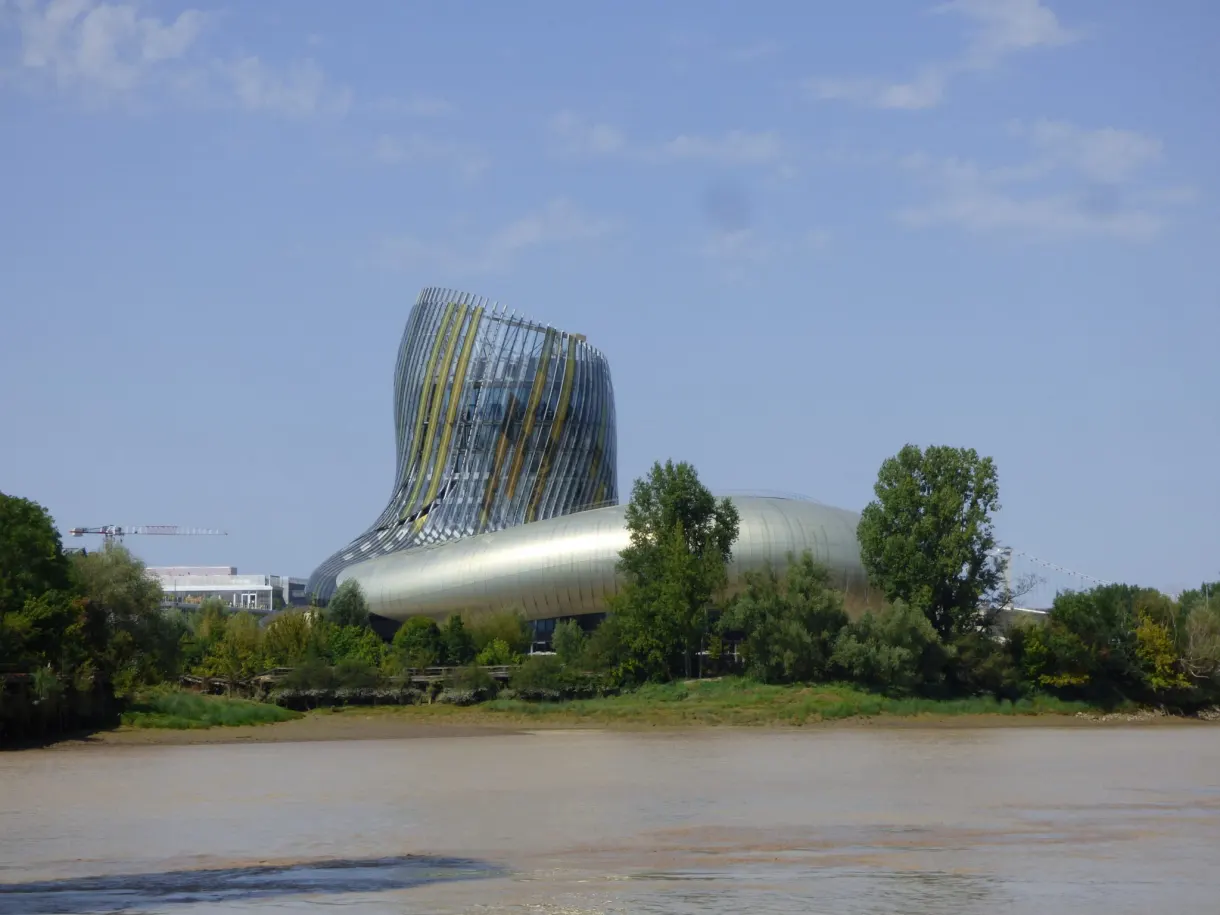Cité du Vin scintillant sur la berge, aperçue depuis l'eau