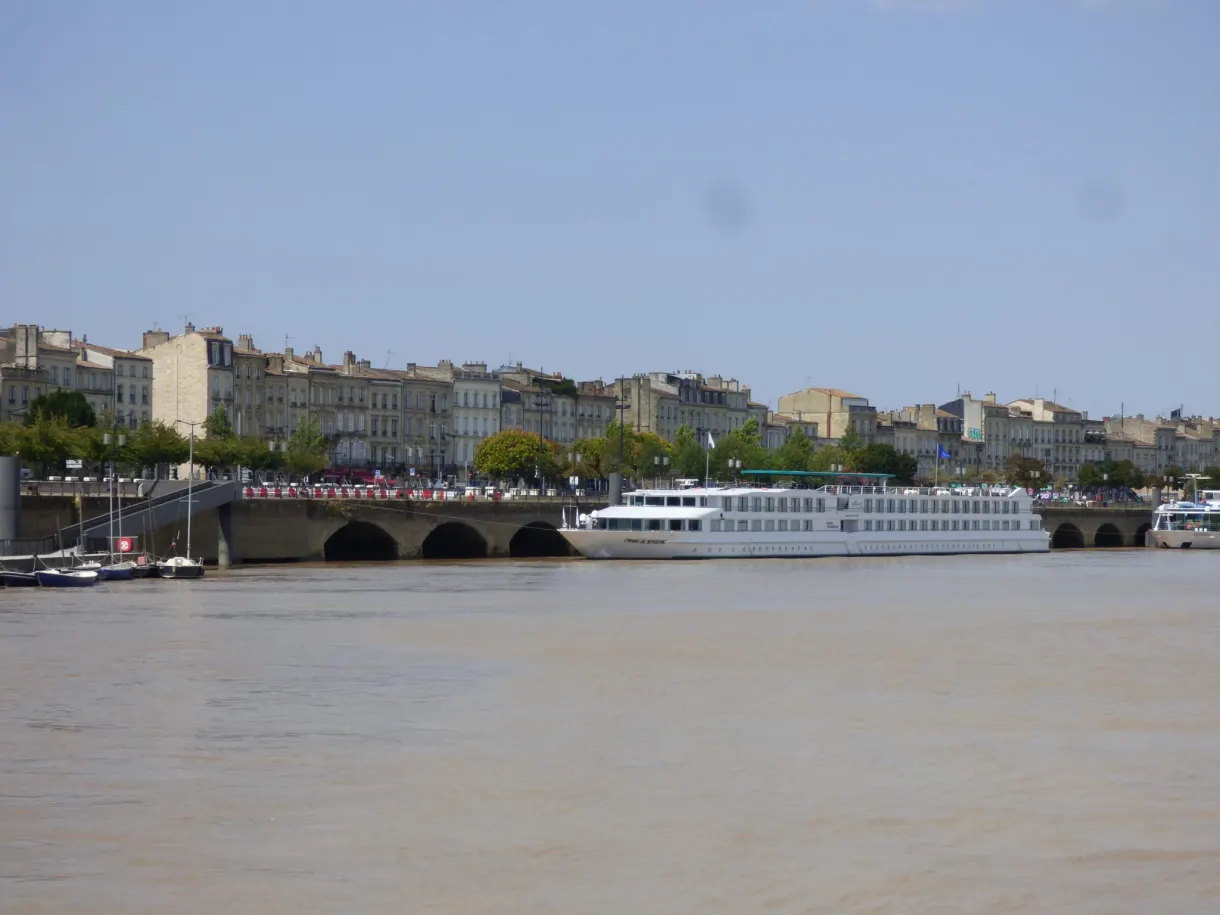 Paquebot fluvial amarré devant les façades alignées des quais
