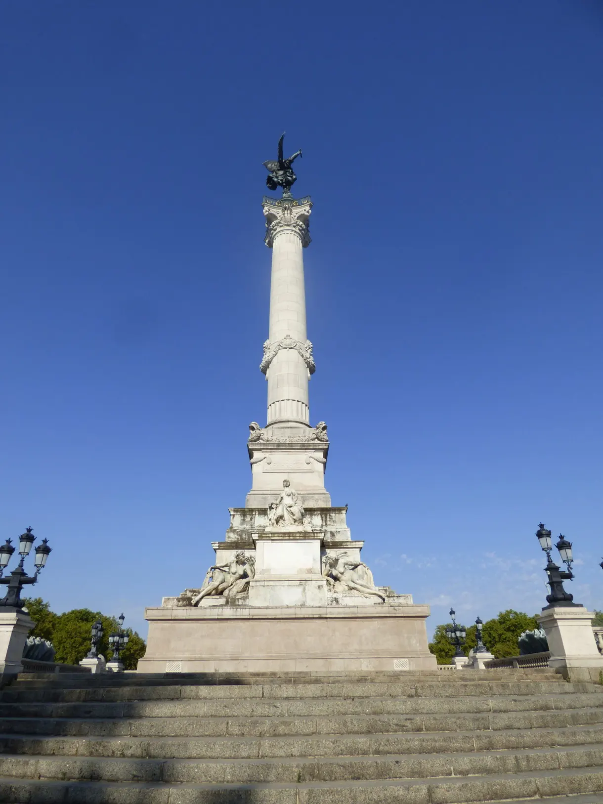 Fût cannelé du monument des Girondins se détachant sur le ciel