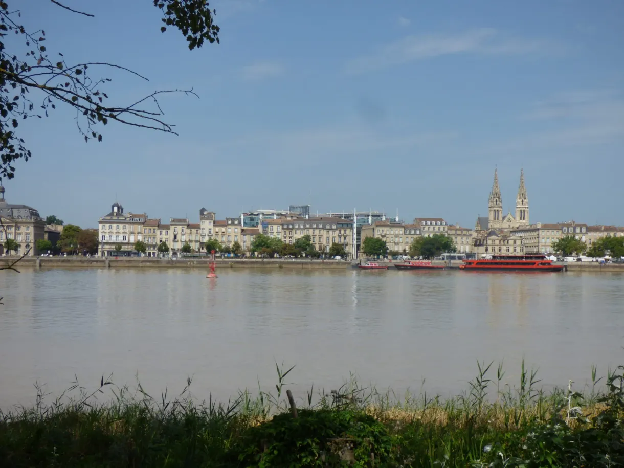 Front de quais de la ville aperçu depuis la rive opposée