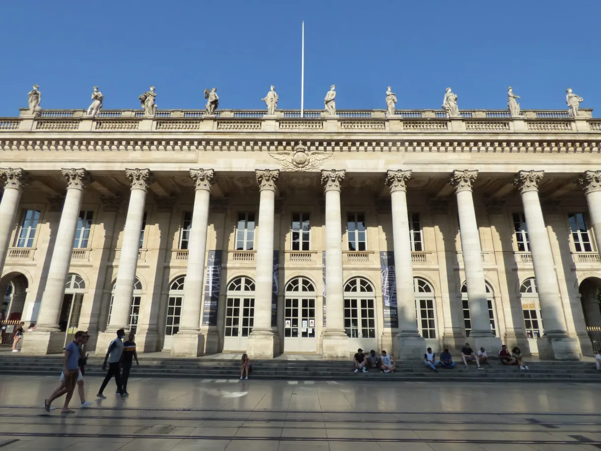 Colonnade corinthienne du Grand Théâtre couronnée de statues