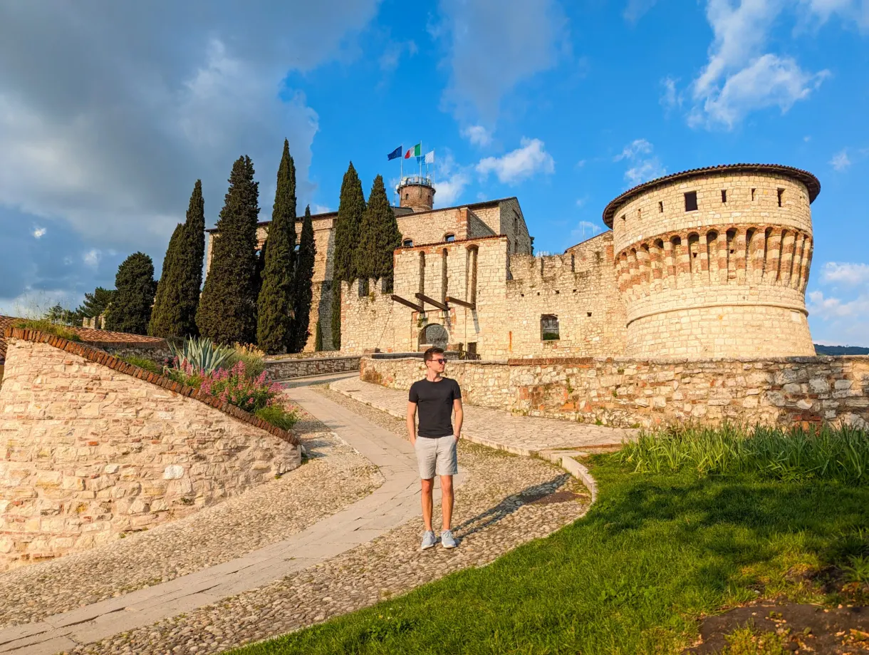 Voyageur sur la rampe pavée montant au château de Brescia