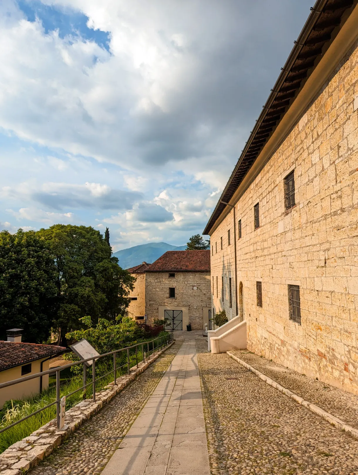 Ruelle pavée entre les hauts murs de pierre du château