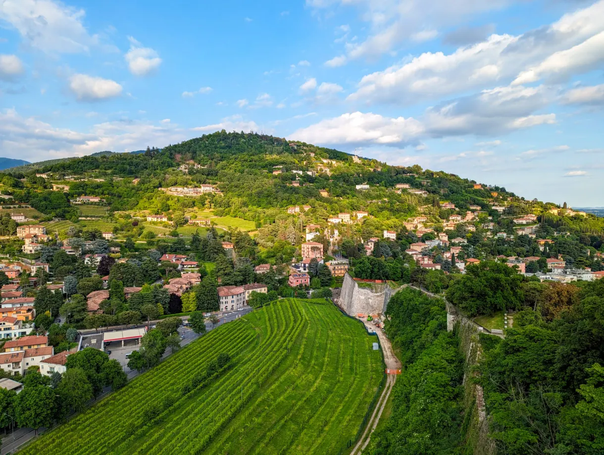 Remparts en surplomb de la ville et de la colline verdoyante