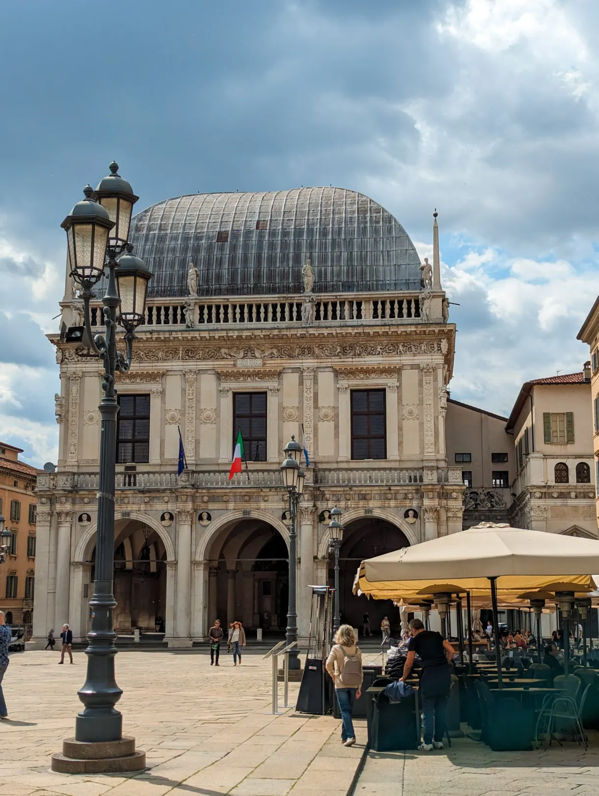 Palais à toit bombé et terrasses sur la place de la Loggia