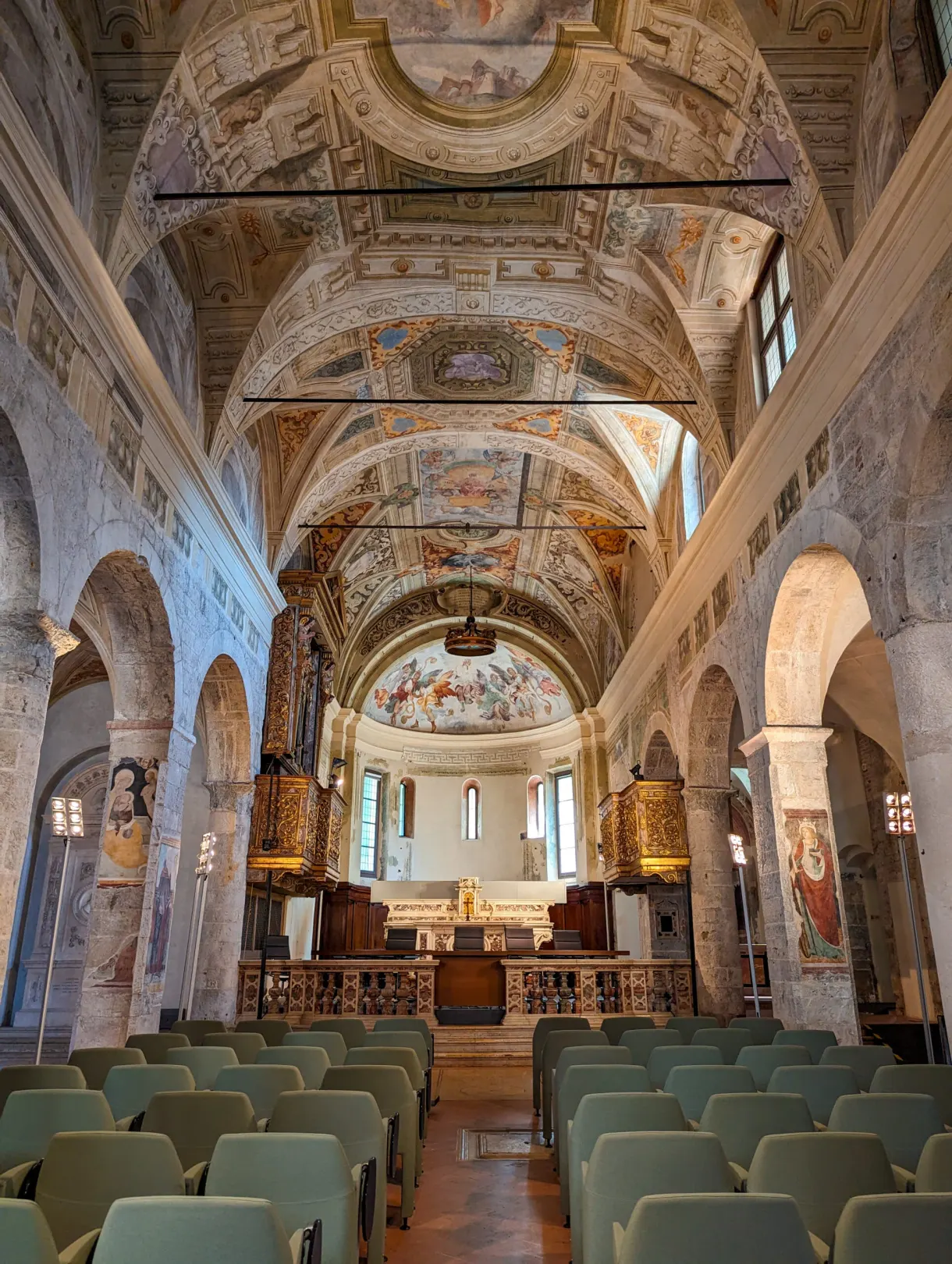 Nef claire et voûte peinte d'une église de Brescia
