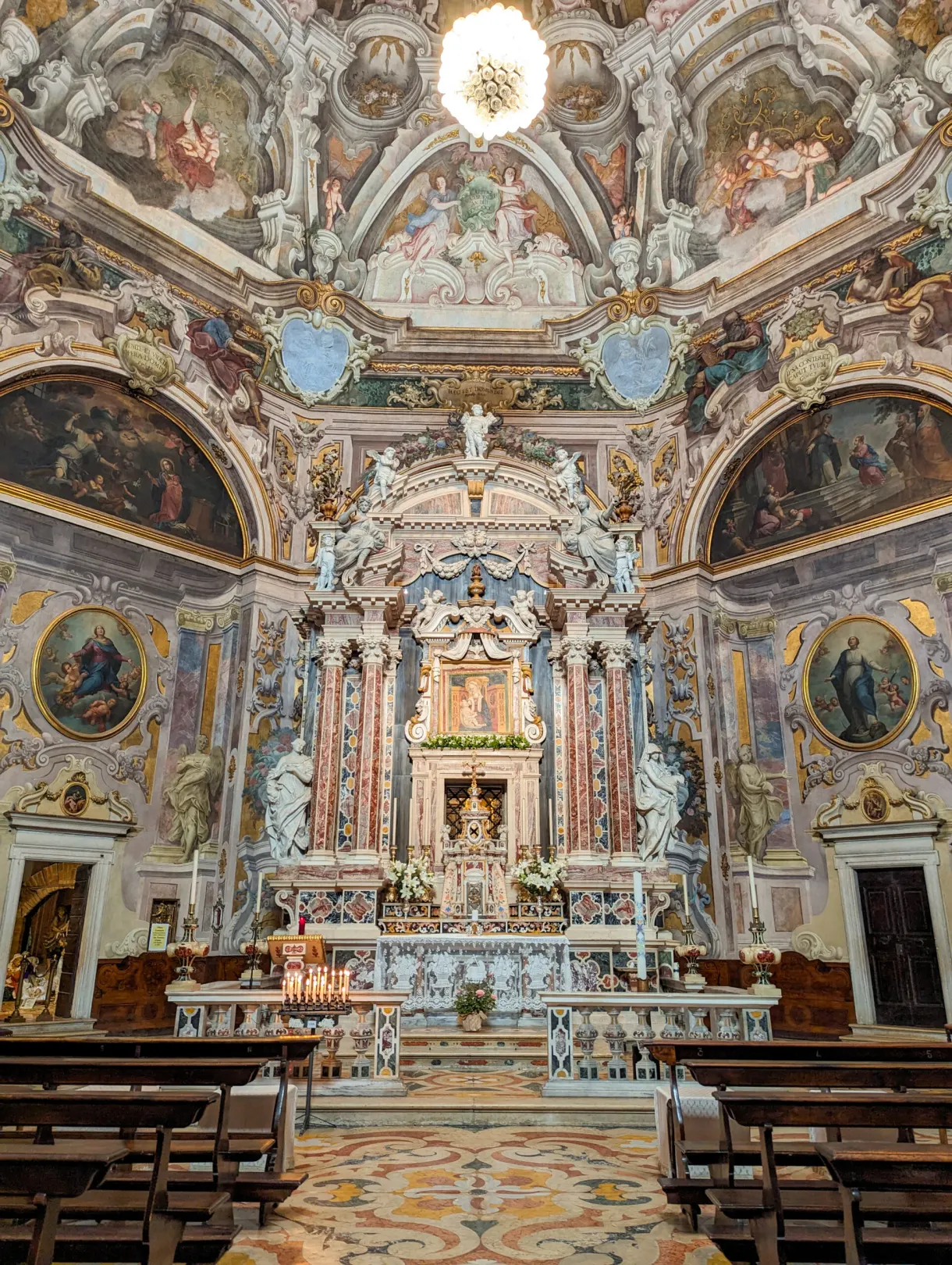 Retable et fresques colorées au fond d'une église