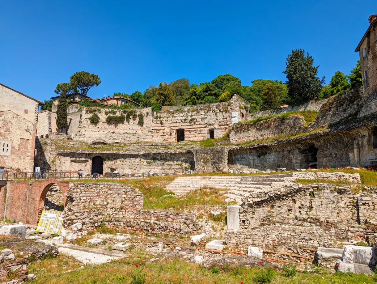 Gradins et ruines du théâtre romain envahis d'herbe
