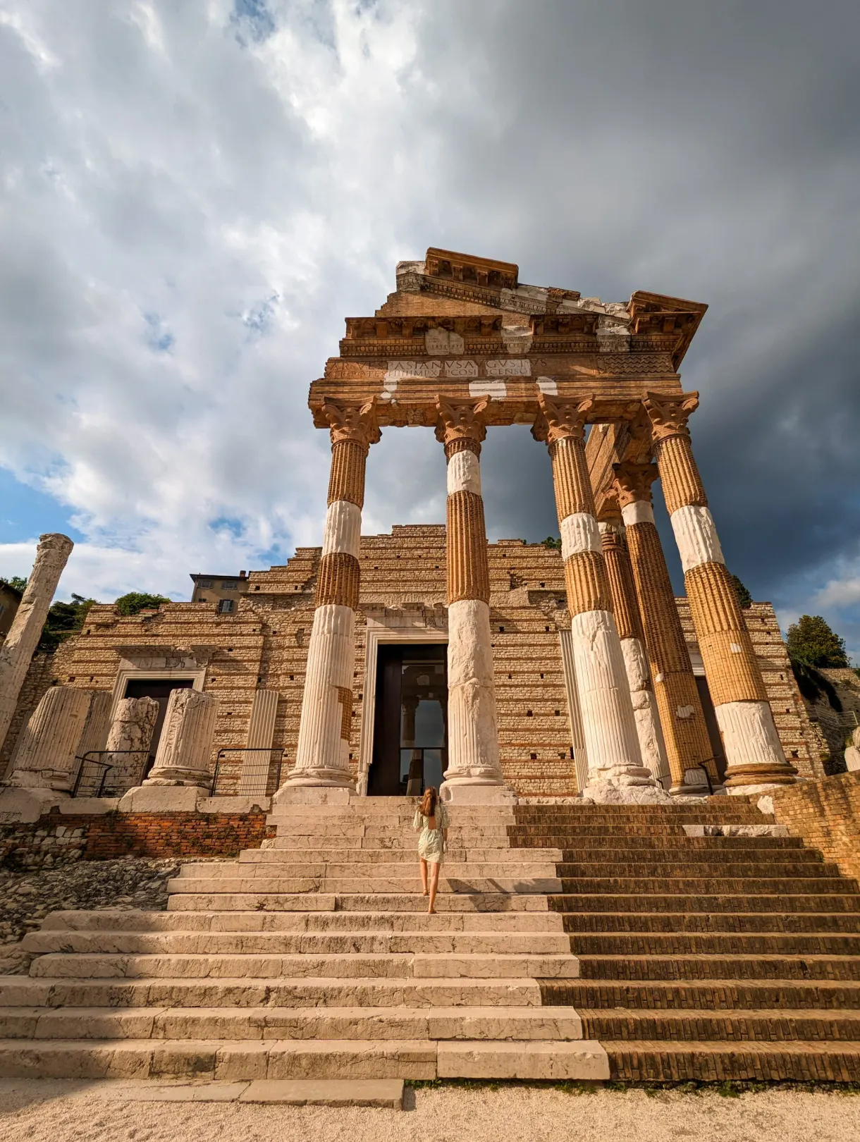 Temple capitolin et son escalier sous un ciel nuageux
