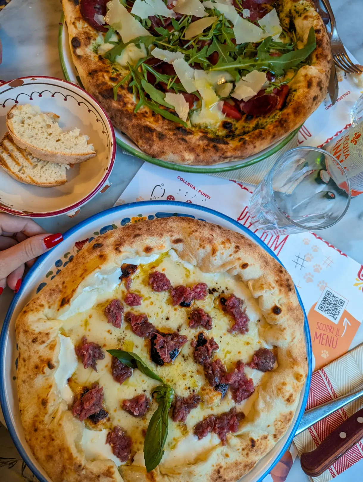 Deux pizzas napolitaines posées sur la table du restaurant