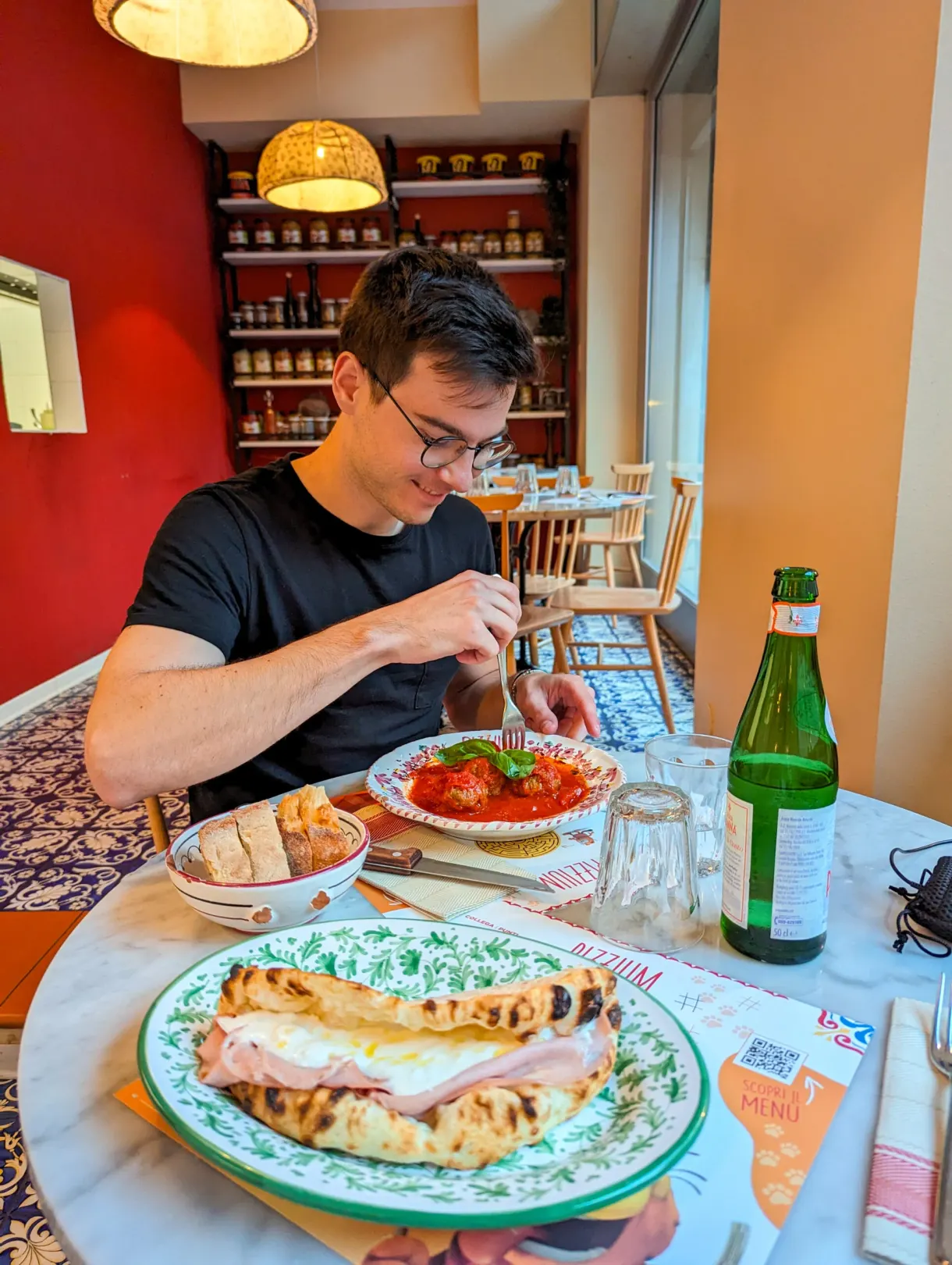 Convive attablé devant des plats italiens et une bière