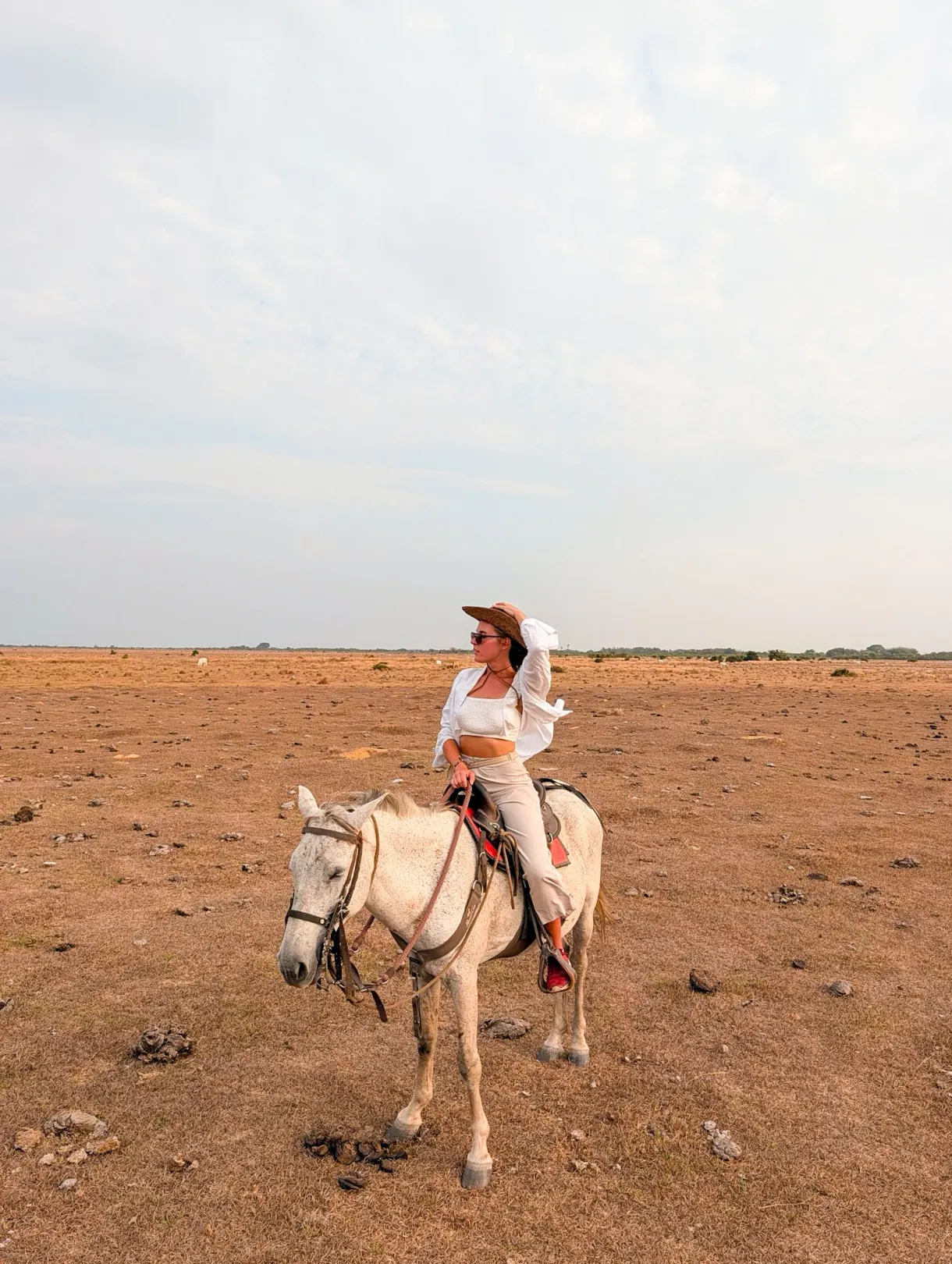 Marie à cheval dans les plaines de la réserve El Encanto de Guanapalo, en Colombie