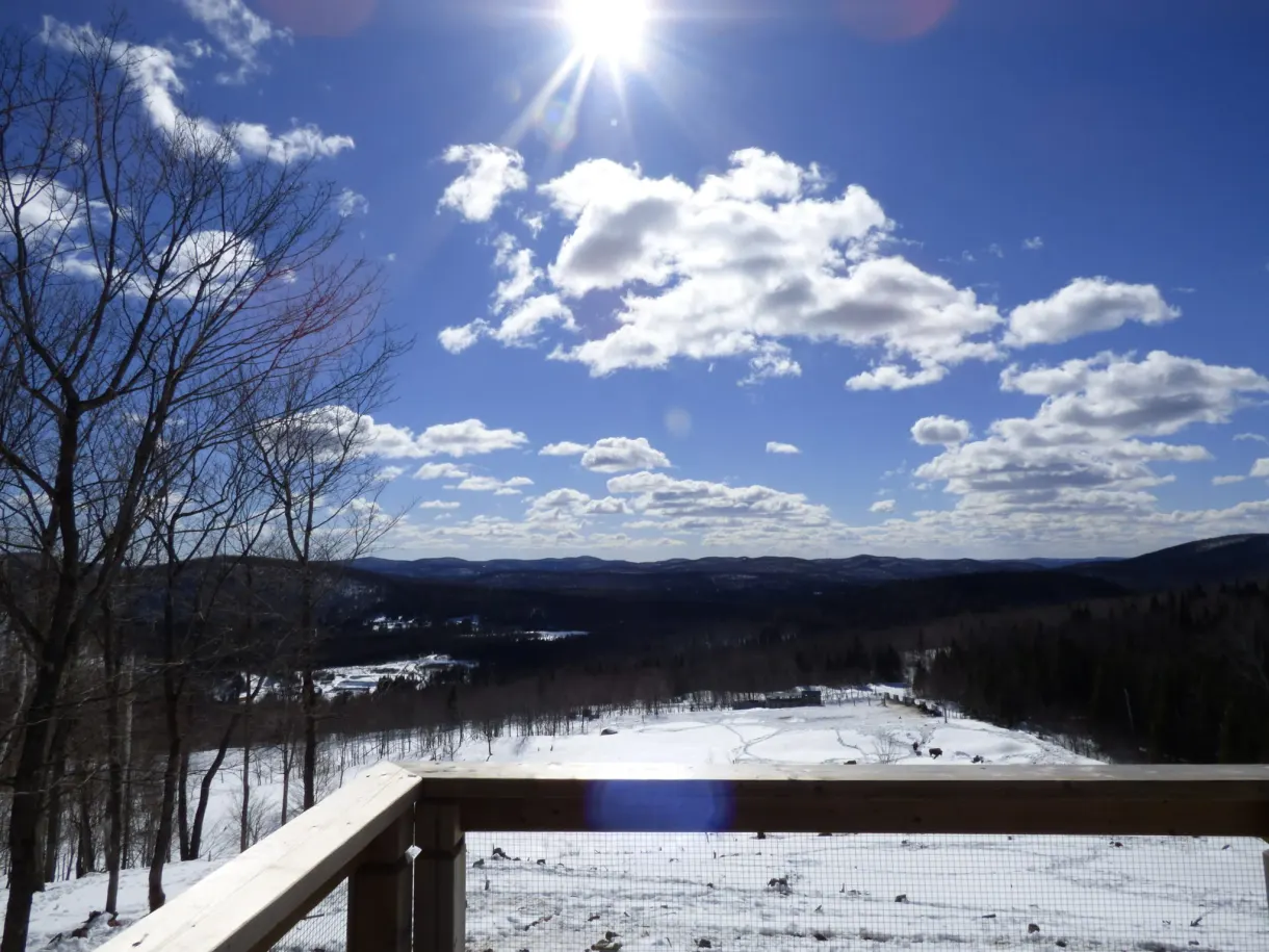 Soleil au-dessus de la vallée depuis une plateforme de bois