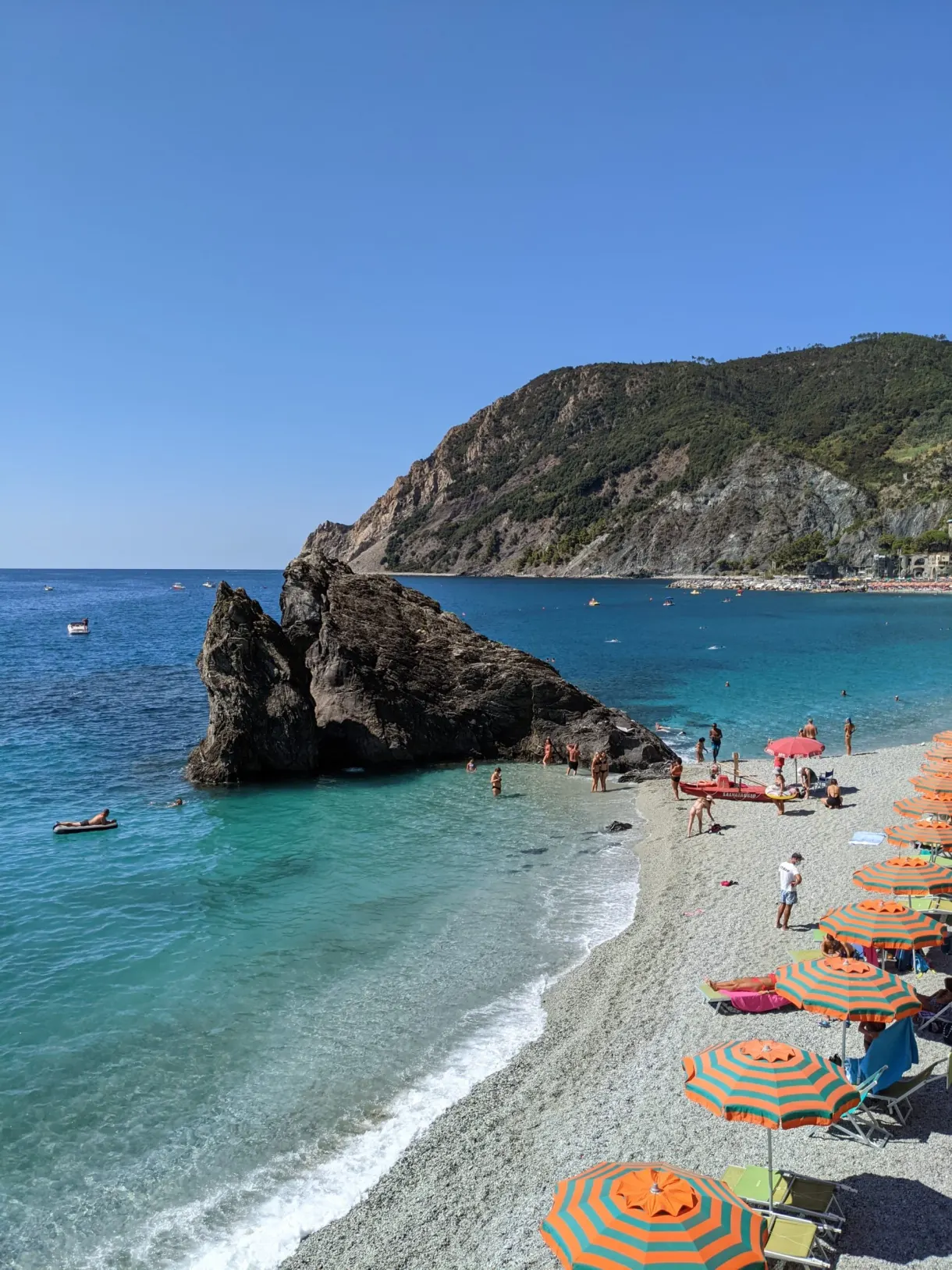 Gros rocher sombre à l'extrémité de la plage de Monterosso
