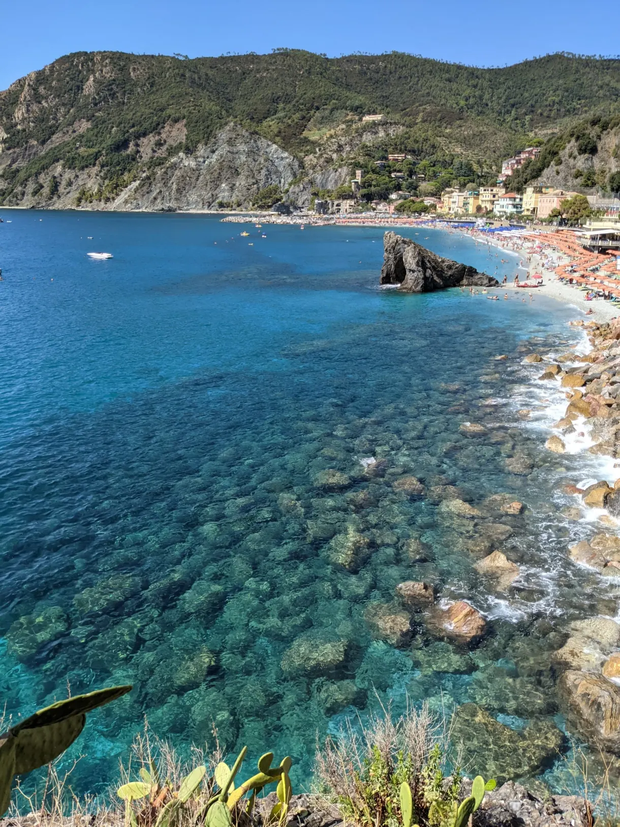 Eau turquoise translucide au pied des rochers de Monterosso