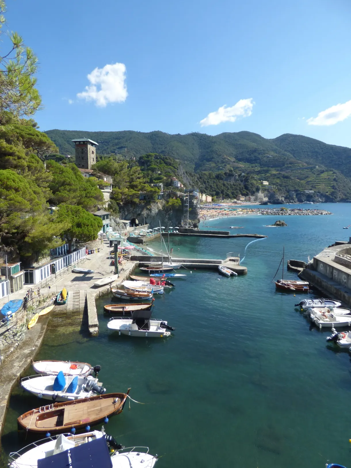 Barques de pêche amarrées dans le petit port de Monterosso