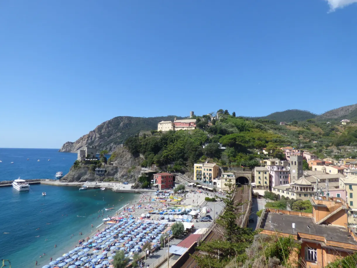 Rangées de parasols bleus le long de la baie de Monterosso