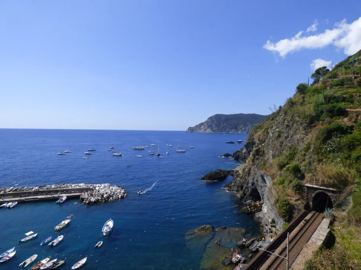 Voie ferrée et tunnel longeant le port de Vernazza