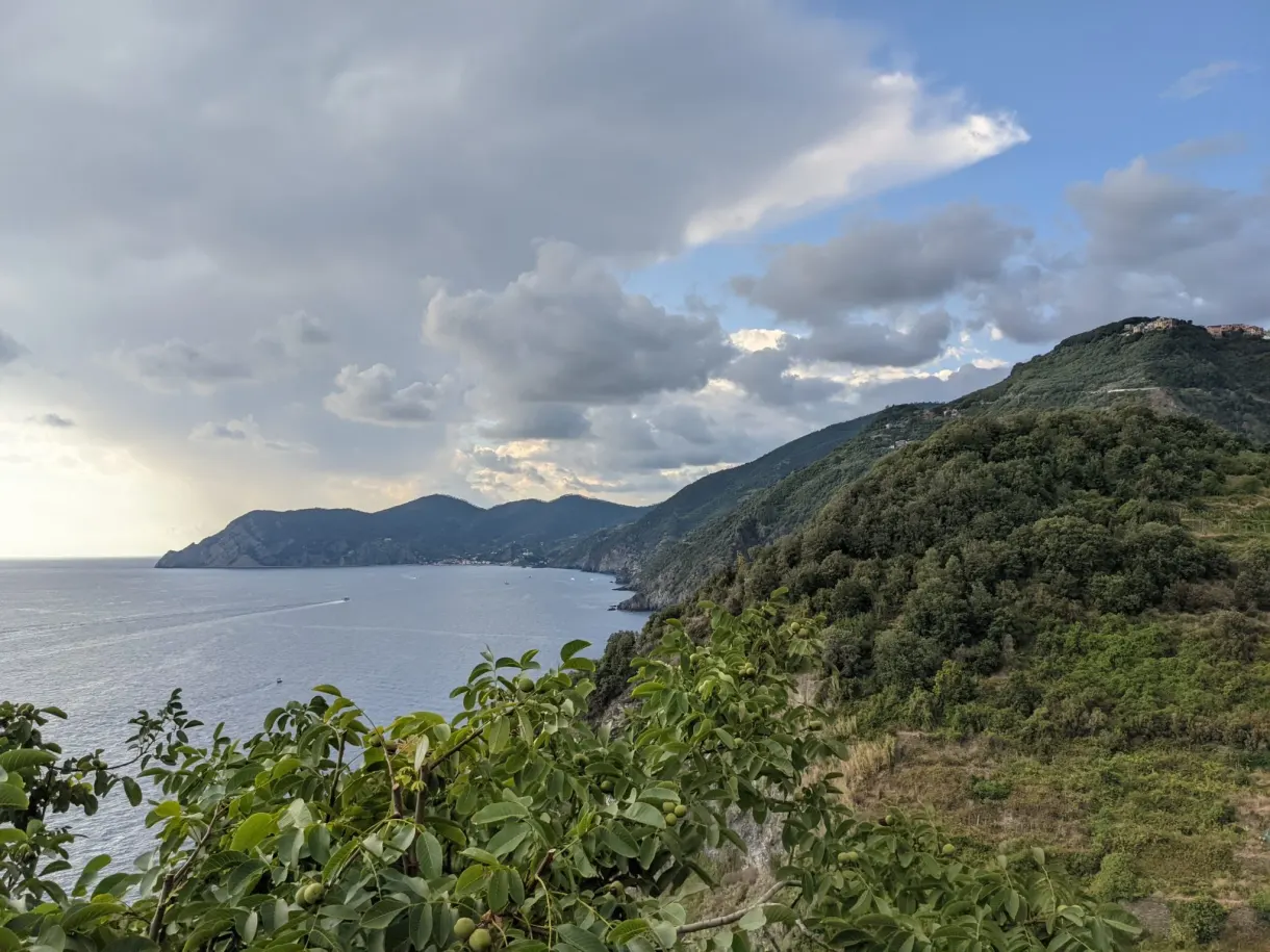 Nuages bas sur les collines vertes du littoral ligure