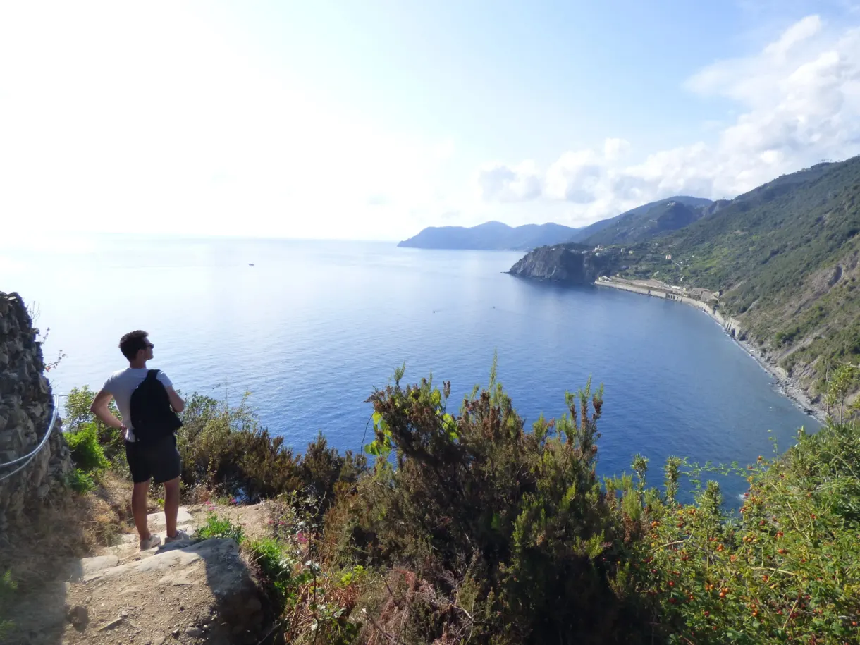 Randonneur en pause sur le sentier, la baie en contrebas