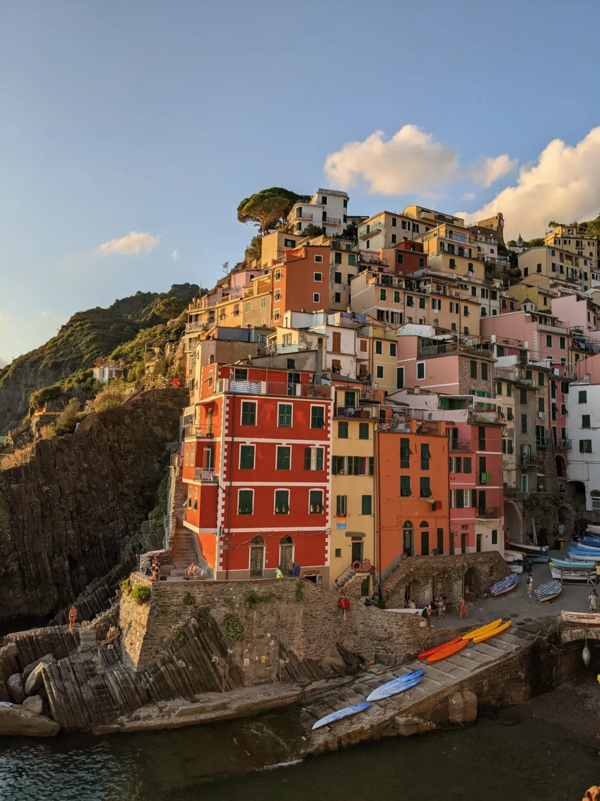 Hautes maisons ocre de Riomaggiore dominant les barques