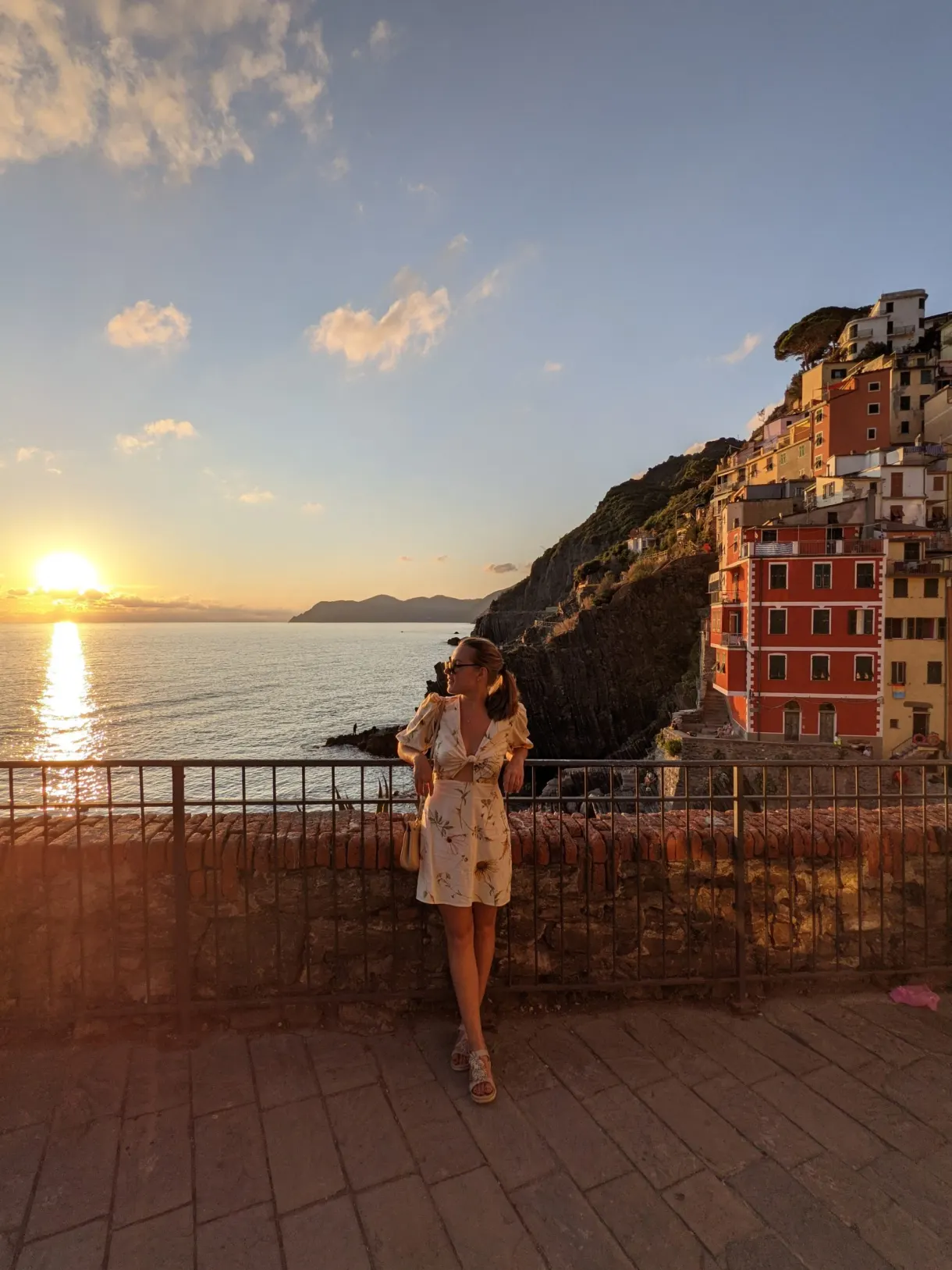 Silhouette face au soleil couchant sur la mer Ligure