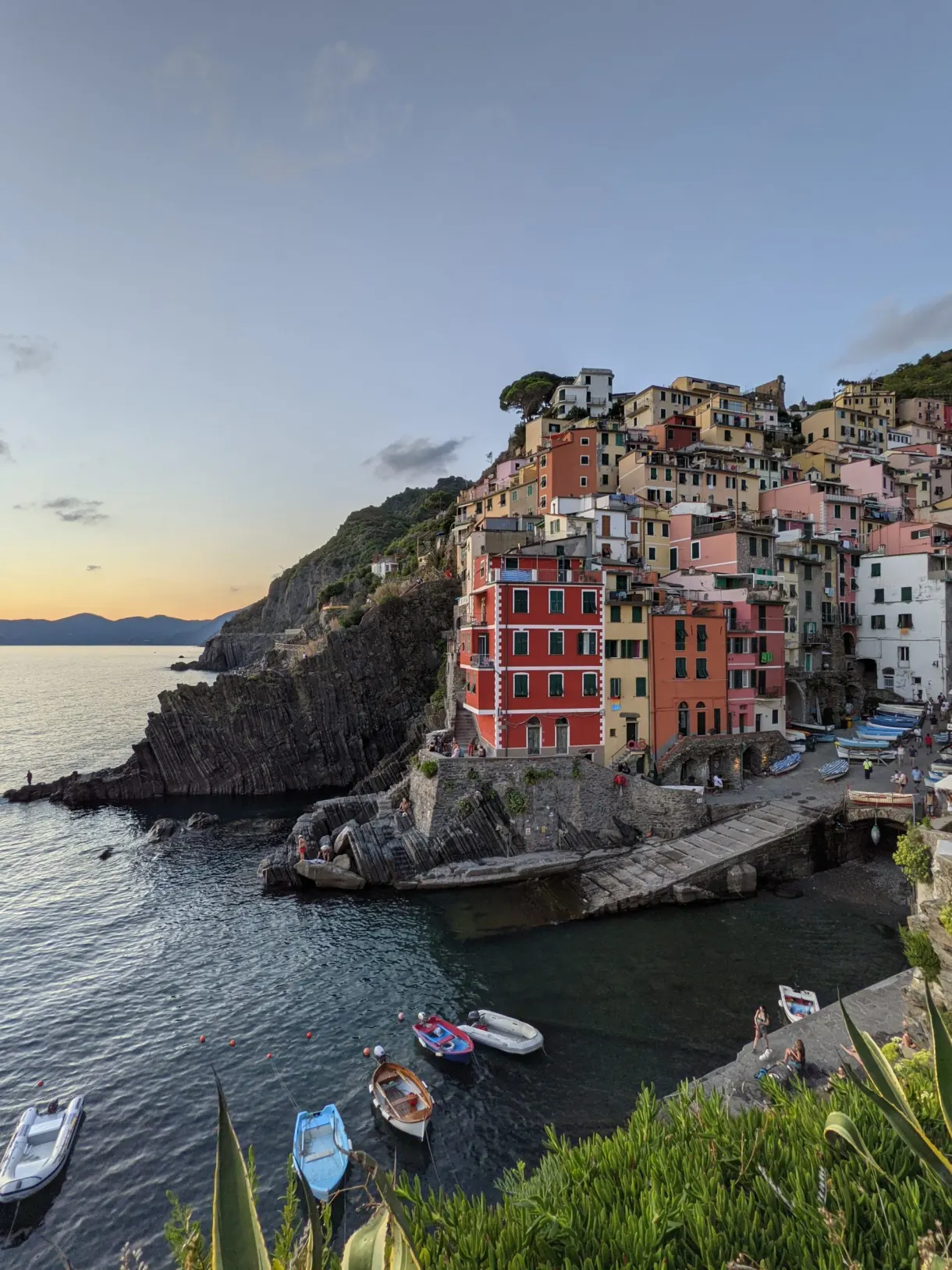 Riomaggiore au crépuscule, barques rangées dans le port