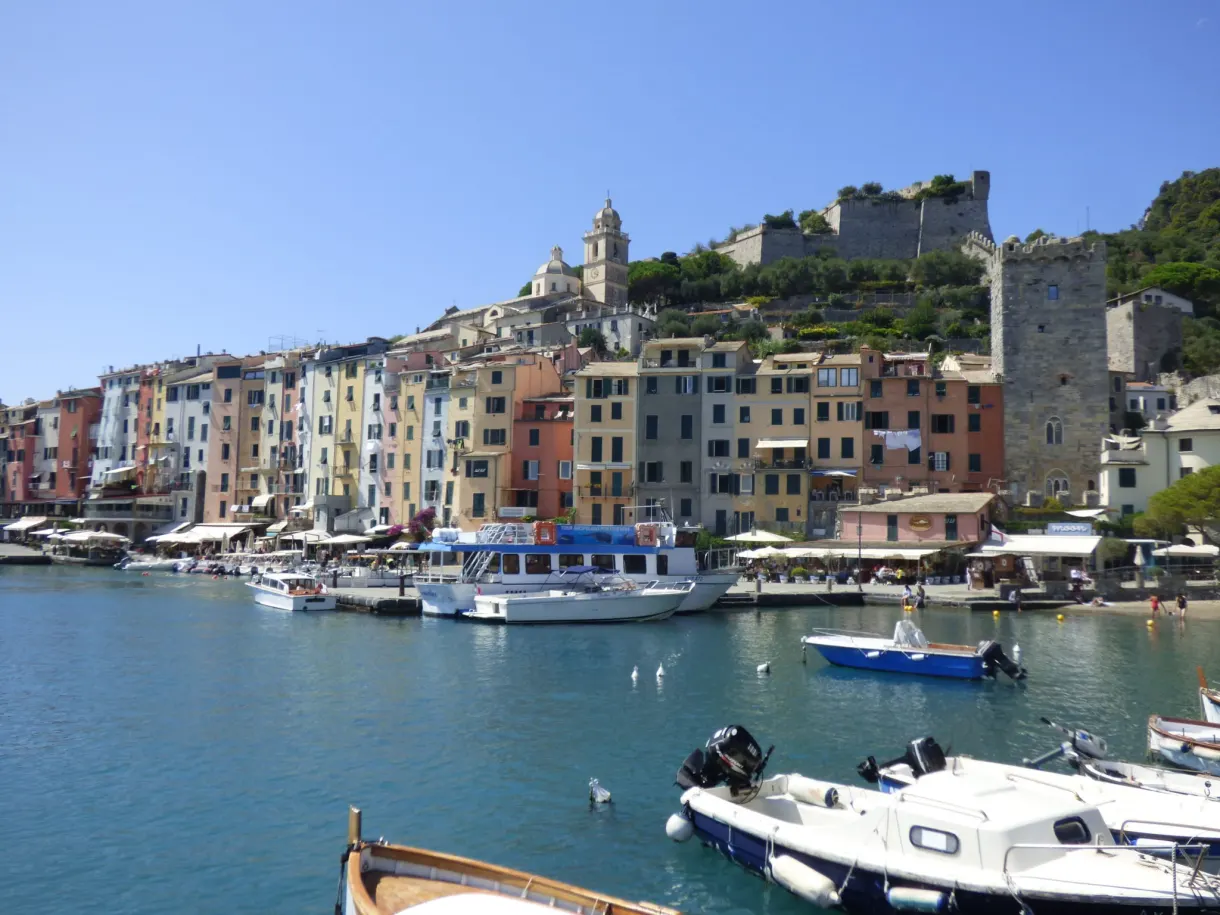 Façades étroites et colorées bordant le port de Portovenere