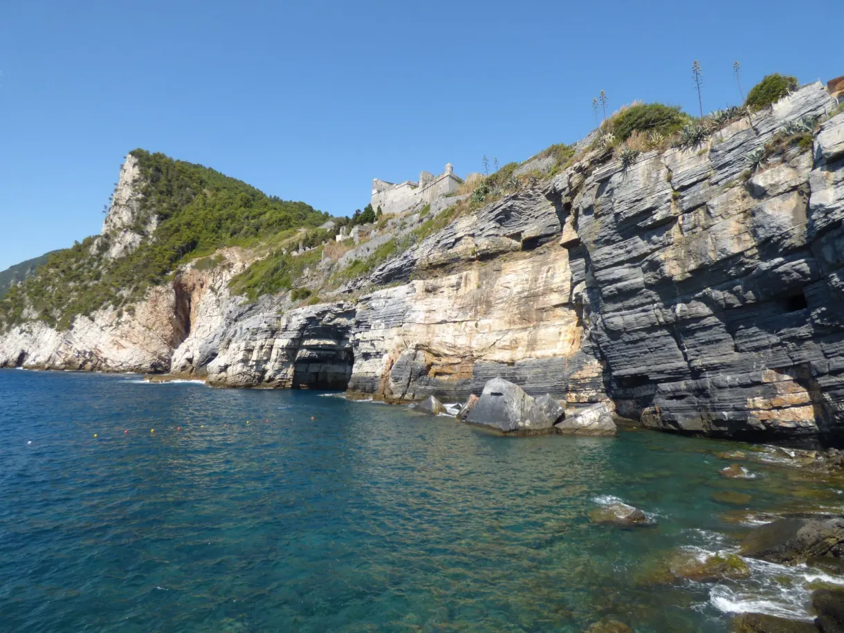 Falaise calcaire creusée d'une grotte au ras de l'eau