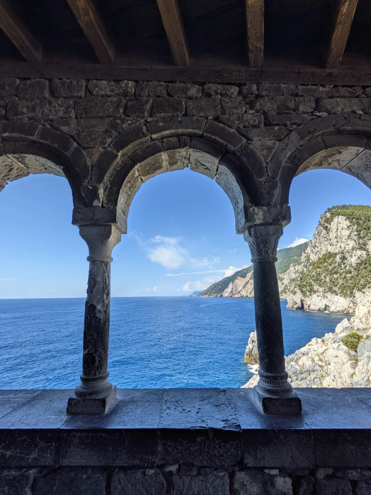 Arcades de pierre ouvrant sur la mer et les rochers