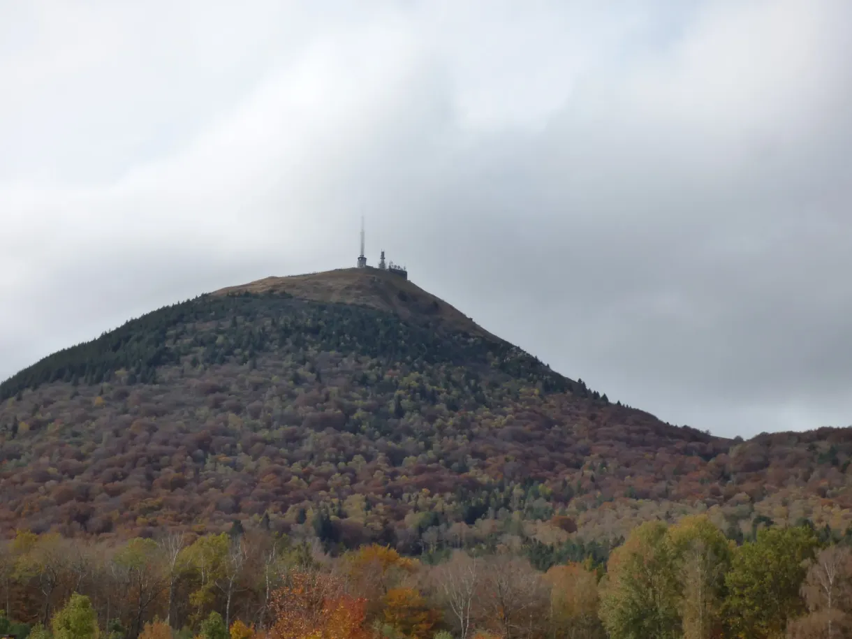 Sommet du Puy de Dôme coiffé de nuages et d'antennes
