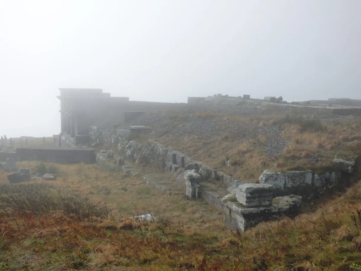 Vestiges de pierre du temple romain noyés dans le brouillard