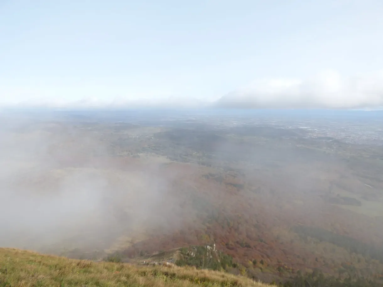Panorama sur la plaine depuis le sommet, entre deux nuages