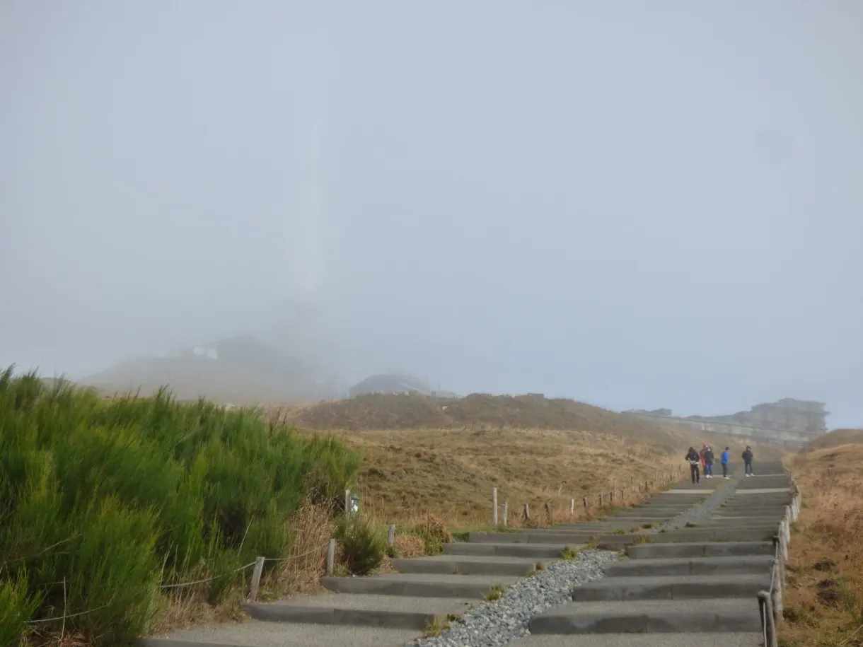 Escalier du sommet s'effaçant dans le brouillard